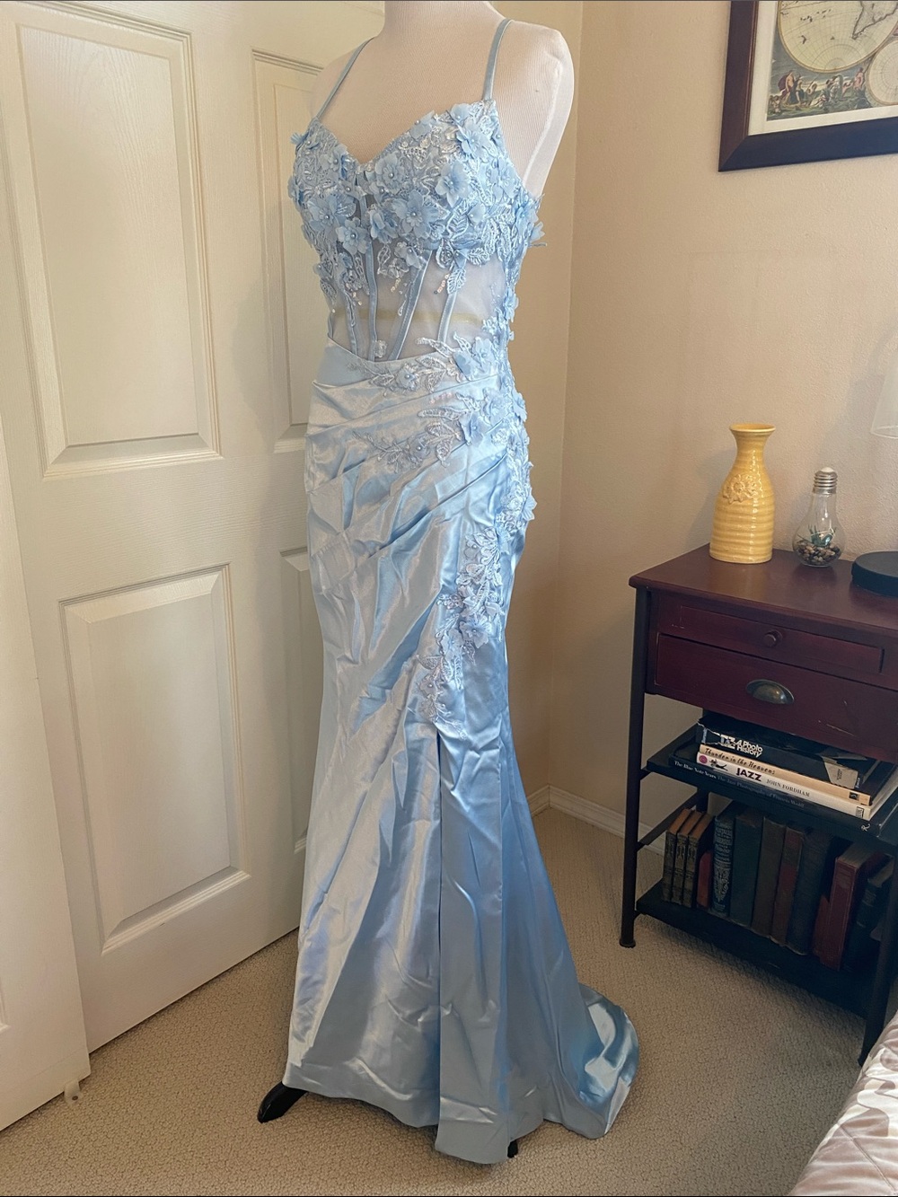 Elegant Light Blue Backless Evening Gown with Floral Lace Bodice